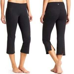 Athleta Power Up Capri Leggings Yoga Pants Split Back Hem in Black Womens Size S